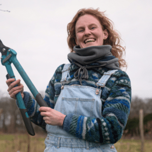 Toekomstboerin en tuinder Loeka bij Natuurboerderij KipEigen