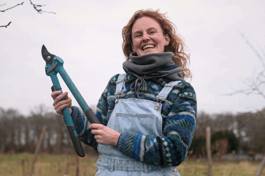 Toekomstboerin en tuinder Loeka bij Natuurboerderij KipEigen